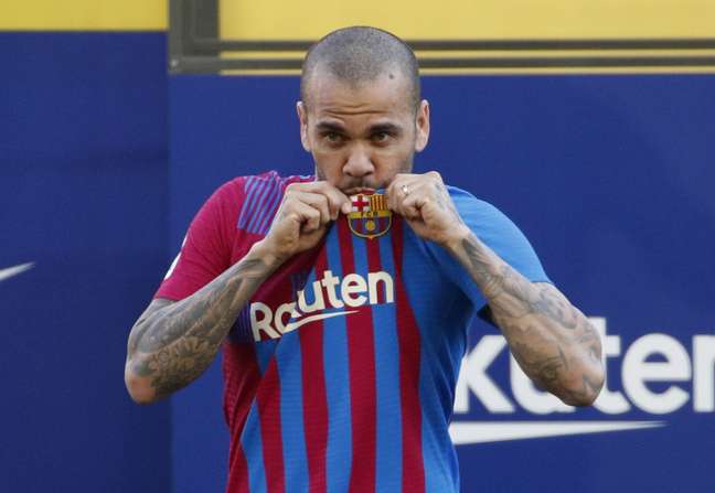Daniel Alves beija o escudo da camisa do Barcelona