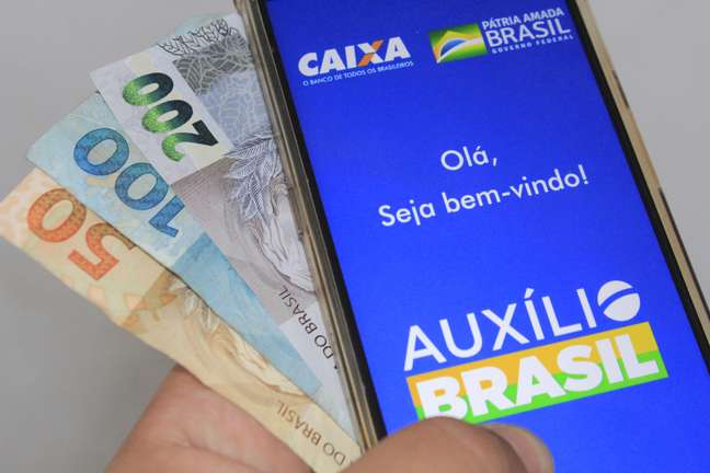 Auxílio Brasil vai começar a ser pago neste mês