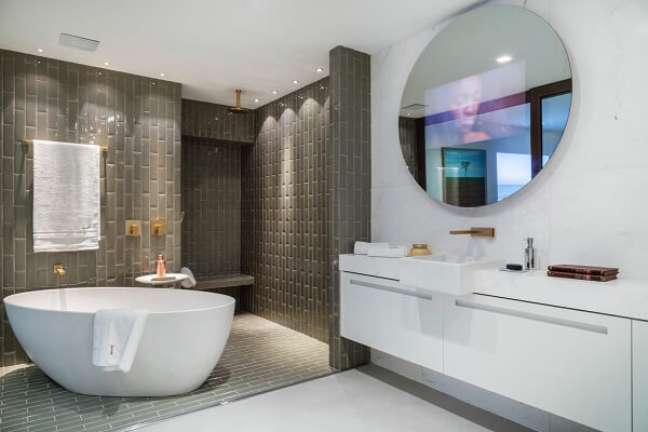 5. Banheiro chique com torneira rose gold e metais da mesma cor – Foto In Town Arquitetura 5. Banheiro chique com torneira rose gold e metais da mesma cor – Foto In Town Arquitetura