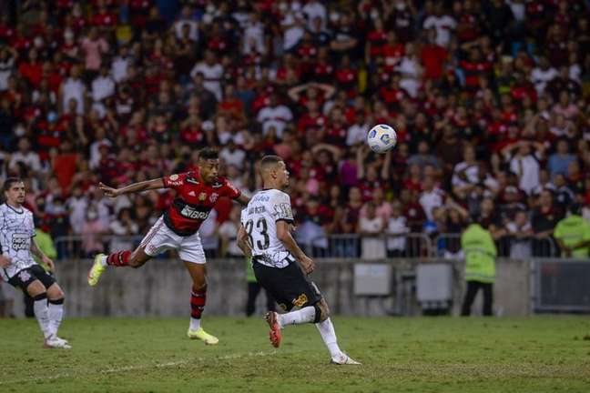 Bruno Henrique cabeceia para marcar o gol que garantiu vitória sobre o Corinthians (Foto: Marcelo Cortes/Flamengo) Bruno Henrique cabeceia para marcar o gol que garantiu vitória sobre o Corinthians (Foto: Marcelo Cortes/Flamengo)