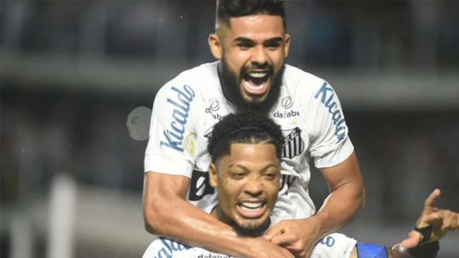 Marinho e Felipe Jonatan comemoram gol contra a Chapecoense (Foto: Divulgação / Santos) Marinho e Felipe Jonatan comemoram gol contra a Chapecoense (Foto: Divulgação / Santos)