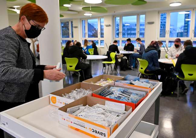 Testes de coronavírus são aplicados em escola de Dresden, na Alemanha