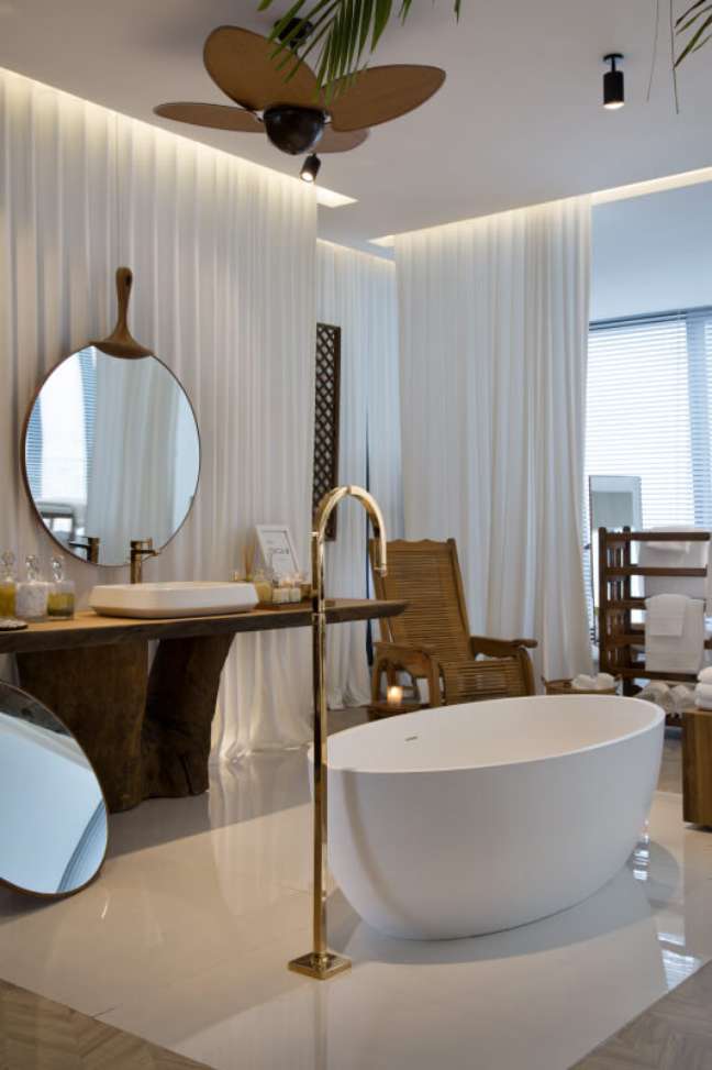 14. Banheiro grande com torneira rose gold – Foto Deca 14. Banheiro grande com torneira rose gold – Foto Deca