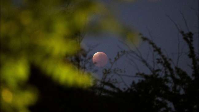 Eclipse lunar parcial em Santiago, no Chile