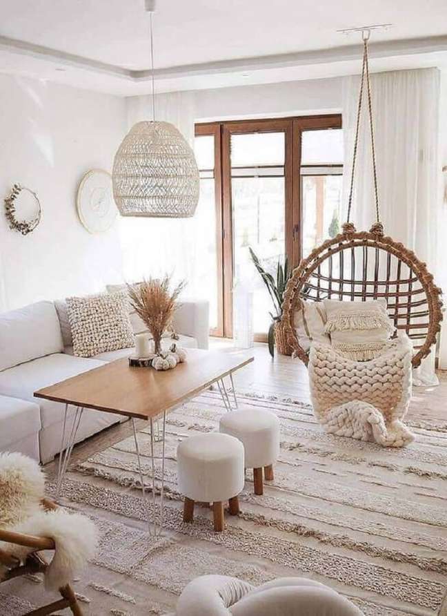 20. Tendências de 2022 com decoração comfy para sala de estar em cores claras – Foto: Daico Móveis Planejados