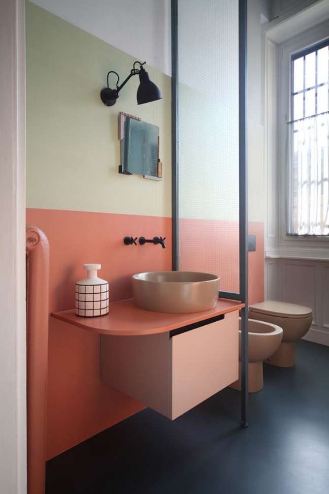 48. Banheiro retro pequeno na cor coral e verde claro – Foto Casa Claudia