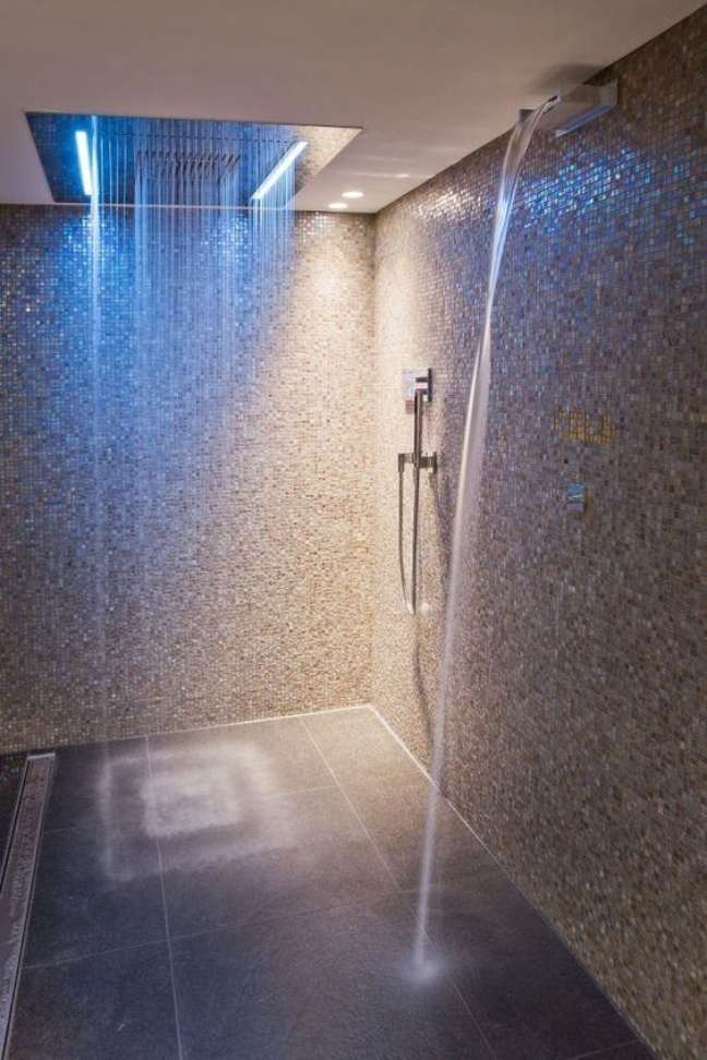 3. Banheiro moderno com chuveiro com bluetooth e led no teto Foto Walking Showers