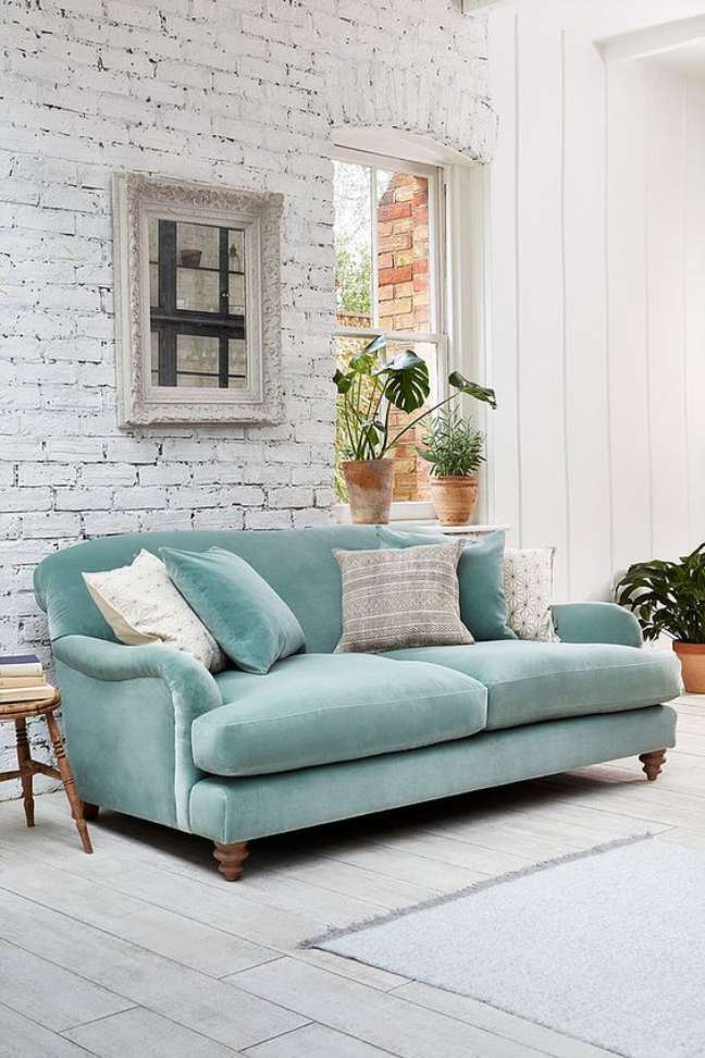 38. Sofá verde menta pastel com parede de tijolinho moderno na sala – Foto Create Perfect