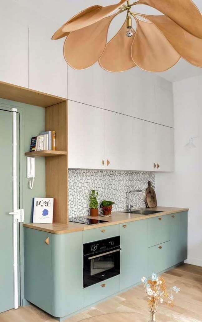 57. Cozinha com balcão de madeira e armários verde pastel – Foto Henri Barbusse