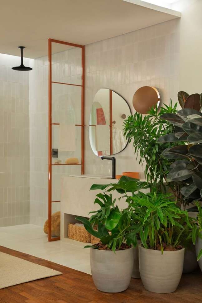4. Banheiro com chuveiro de teto preto e decoração moderna – MCA Estudio
