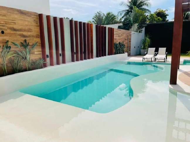 3. Ideia de piscina grande branca para quintal de casa grande – Foto: habitissimo