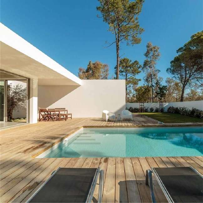2. Deck de madeira para casa moderna com piscina grande – Foto: habitissimo