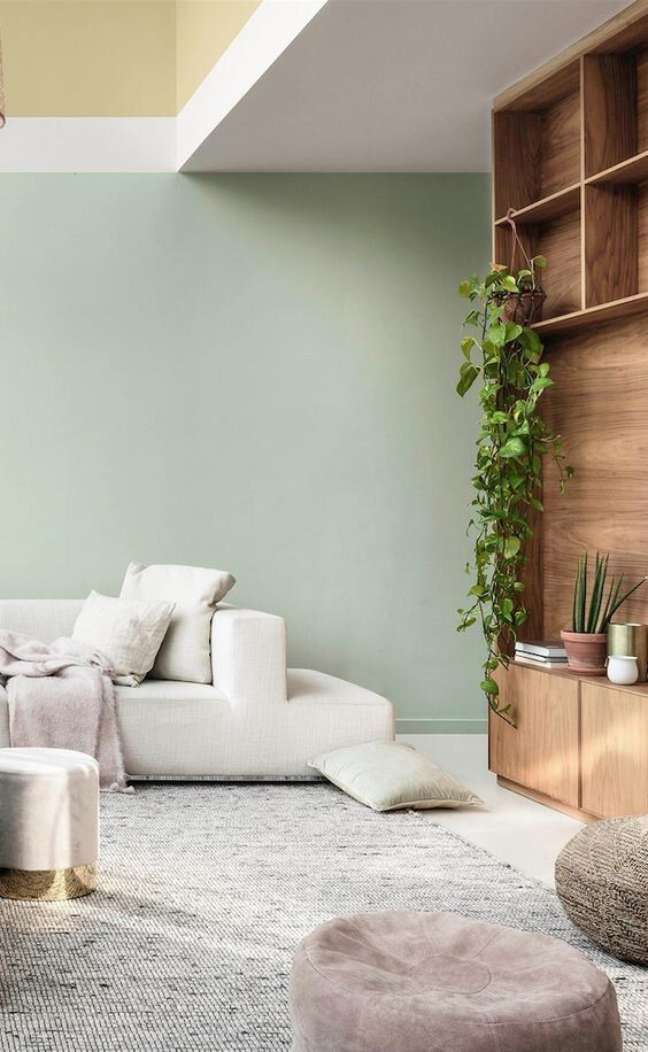 36. Sala de estar moderna com parede verde pastel e sofá branco – Foto Northern Styling