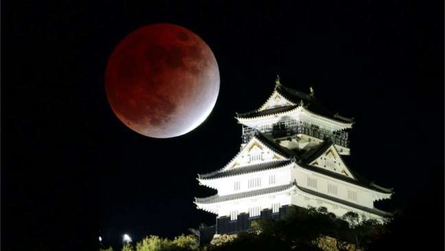 Eclipse lunar parcial no Japão; em primeiro plano, Castelo de Gifu