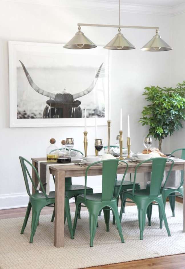 17. Mesa de jantar com cadeira de ferro verde – Foto Sodimac