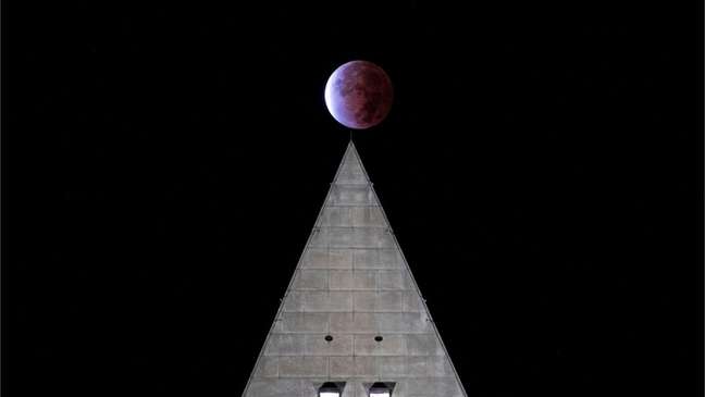 Eclipse lunar parcial em Washington DC; em primeiro plano, Monumento a Washington