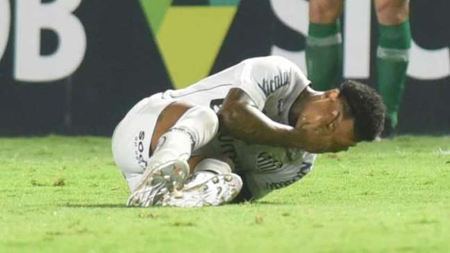 Marinho sentiu o problema na coxa na partida contra a Chapecoense (Foto: Ivan Storti/Santos FC)