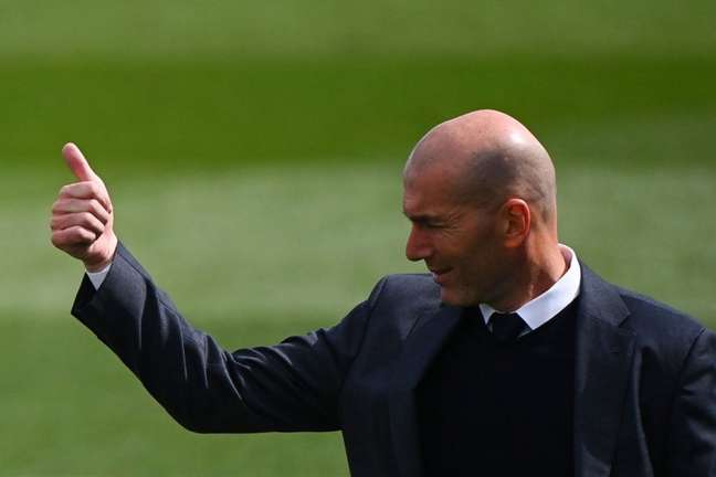 Zinedine Zidane, ex-técnico do Real Madrid, é um dos nomes favoritos (Foto: GABRIEL BOUYS / AFP)