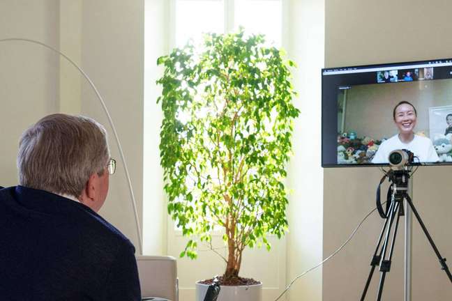 Thomas Bach durante videoconferência com a tenista chinesa Peng Shuai