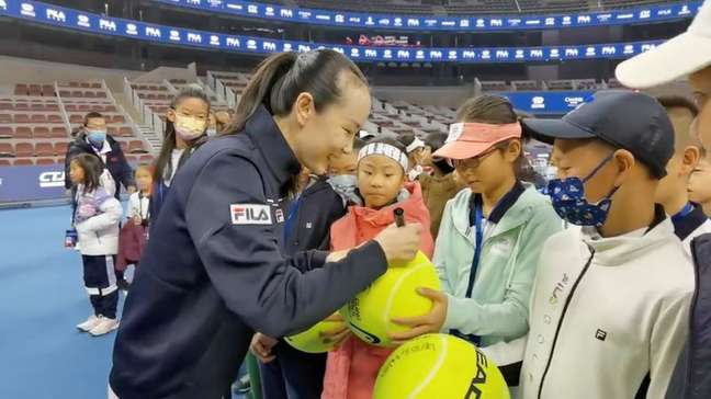 Tenista Peng Shuai dá autógrafos durante evento em Pequim
21/11/2021
TWITTER @QINGQINGPARIS via REUTERS