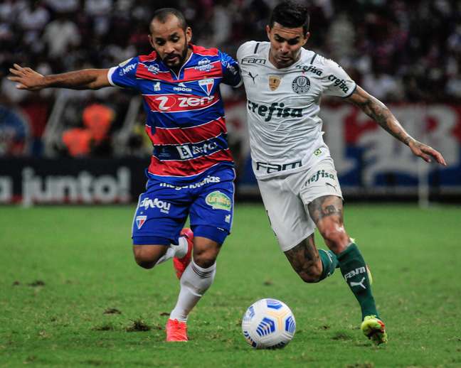 Dudu em disputa de bola em Partida entre Fortaleza x Palmeiras