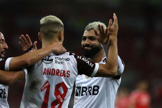 Jogadores do Flamengo comemoram gol durante partida contra o Internacional