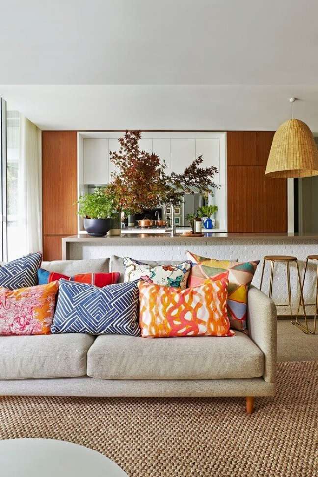 3. Decoração com almofadas coloridas para sala integrada com cozinha – Foto: The Interiors Addict