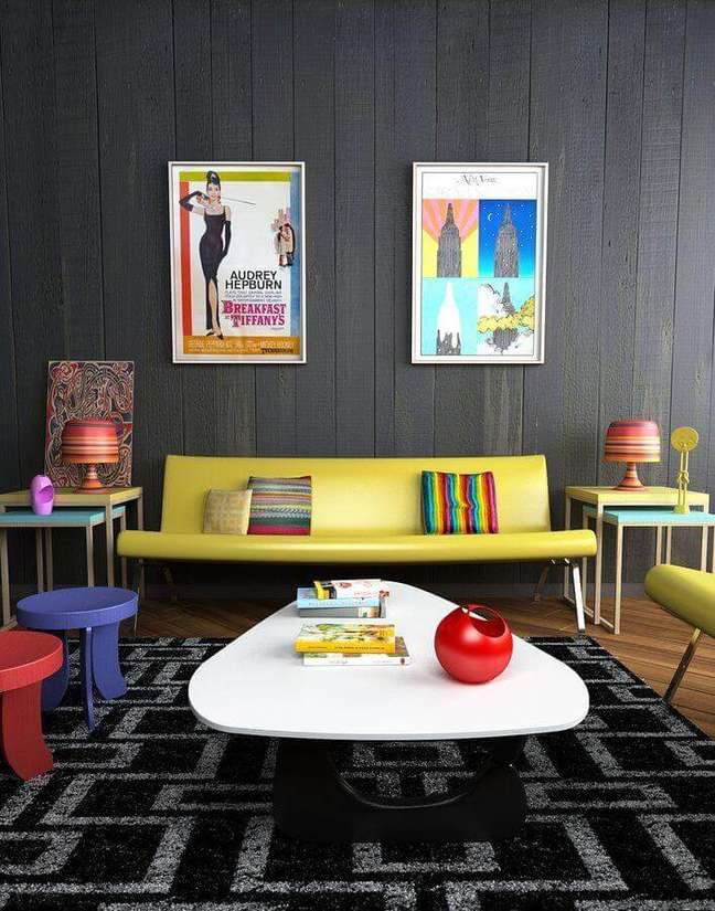 38. Móveis para sala colorida decorada com tapete preto – Foto: Oficina de Arquitetura