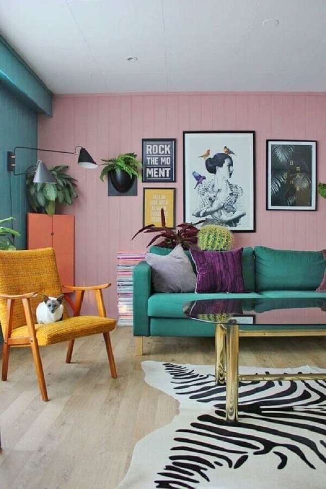 48. Sala colorida decorada com poltrona de madeira e tapete de couro – Foto: Homify