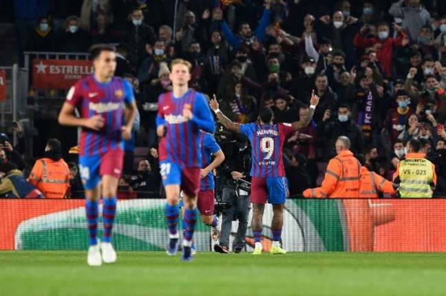 Depay celebra gol pelo Barça (Foto: JOSEP LAGO / AFP)