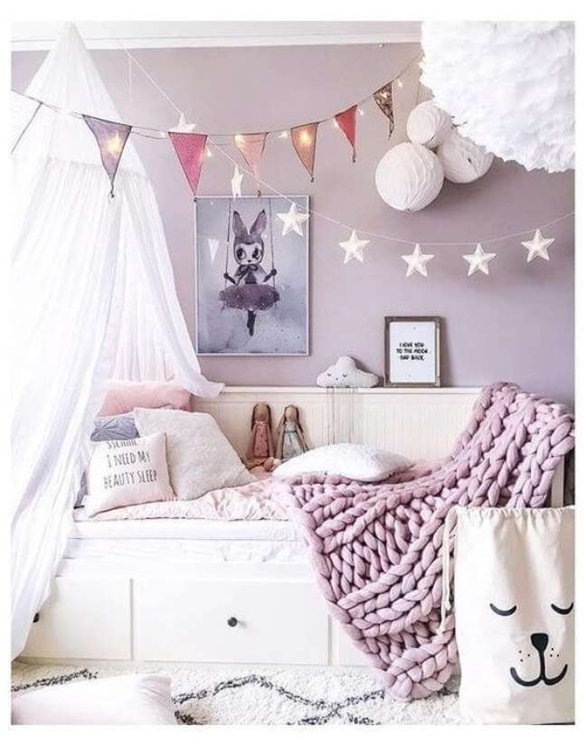 47. Quarto lilás e branco para meninas com manta de crochê e varal de luzes – Foto Momo Design