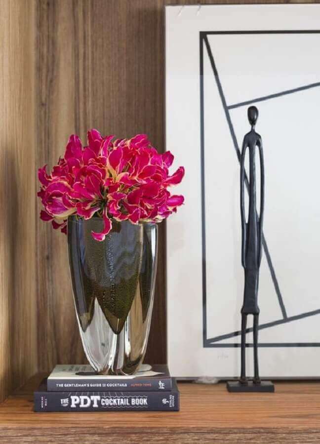8. Vaso de flores para decoração de sala de estar colorida – Foto: Renata Maxlayne Interiores