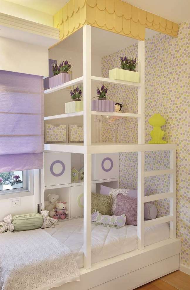 56. Quarto lilás e verde com cama planejada – Foto RBP Arquitetura e Interiores