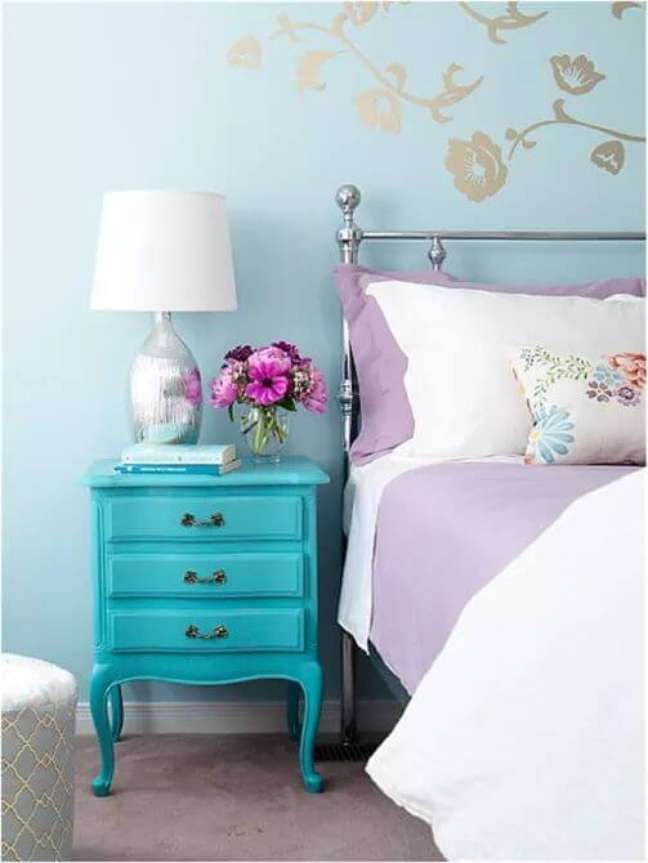 29. Quarto lilás com móveis e papel de parede azul – Foto The Spruce