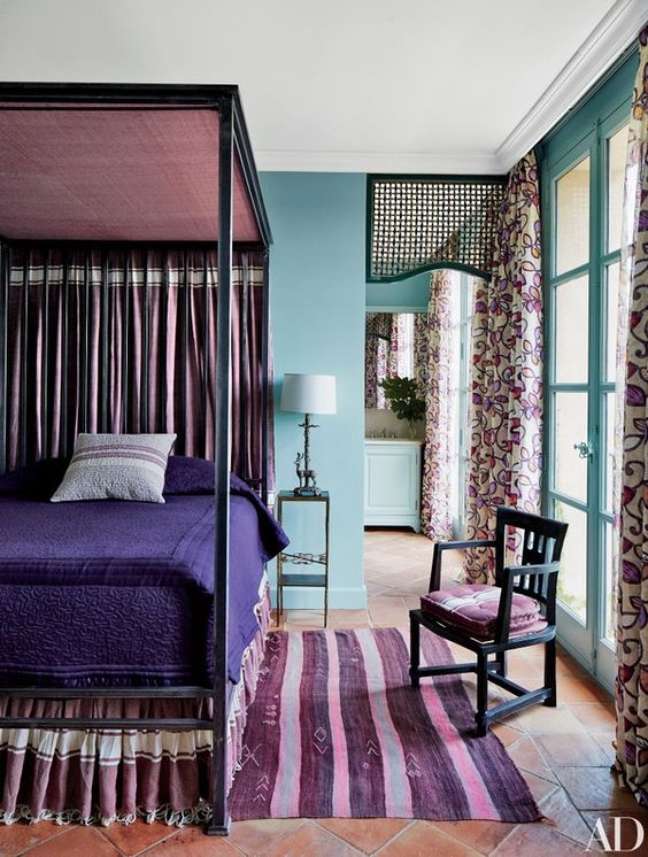 65. Cortina para quarto lilás e roxo moderno com estampa floral – Foto Architectural Digest