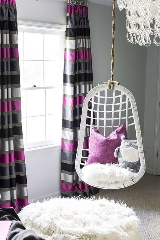 64. Cortina para quarto lilás e roxo com cadeira de balanço – Foto Casinha Arrumada