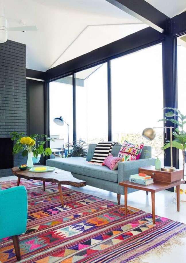 29. Decoração moderna com almofadas e tapete para sala colorido – Foto: Archidea