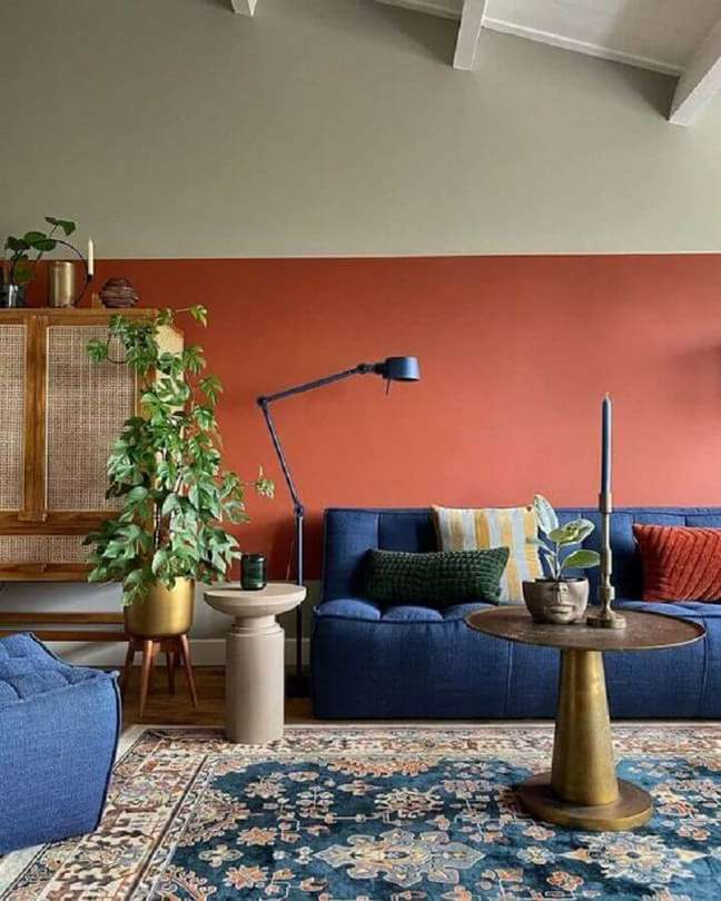 5. Parede colorida para sala decorada com sofá azul – Foto: Casa Vogue