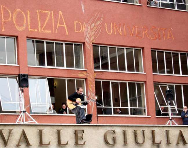 Paolo Pietrangeli se apresenta no teto de faculdade em Roma