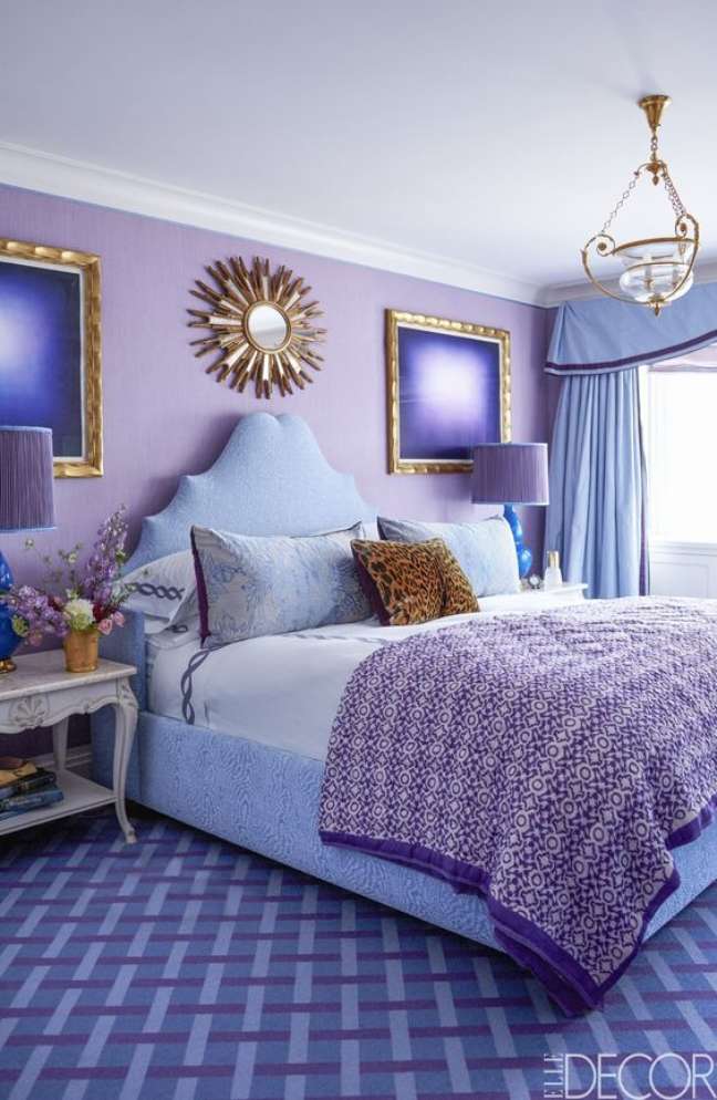 9. Quarto lilás com cama azul e moveis modernos – Foto Elle Decor