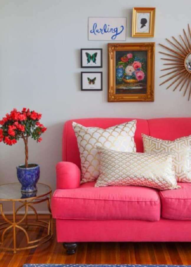 36. Decoração simples para sala colorida com sofá rosa e vaso de plantas – Foto: Reciclar e Decorar
