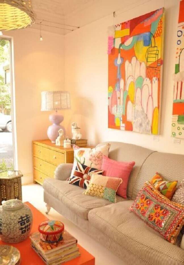 46. Sala bege decorada com almofadas e quadro para sala colorido – Foto: Jeito de Casa