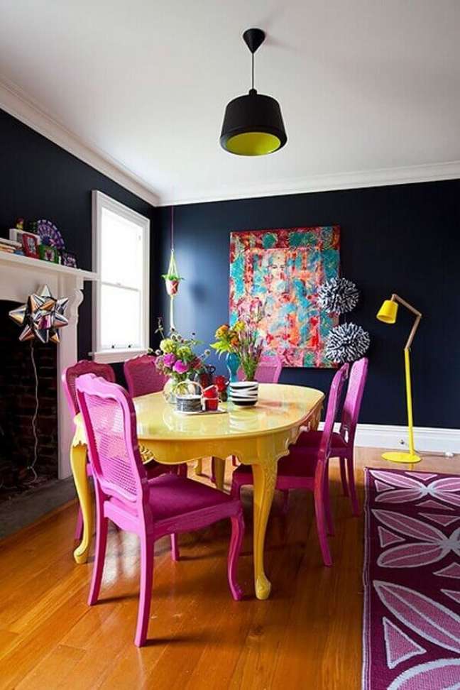 19. Decoração com parede preta para sala de jantar colorida – Foto: Archidea