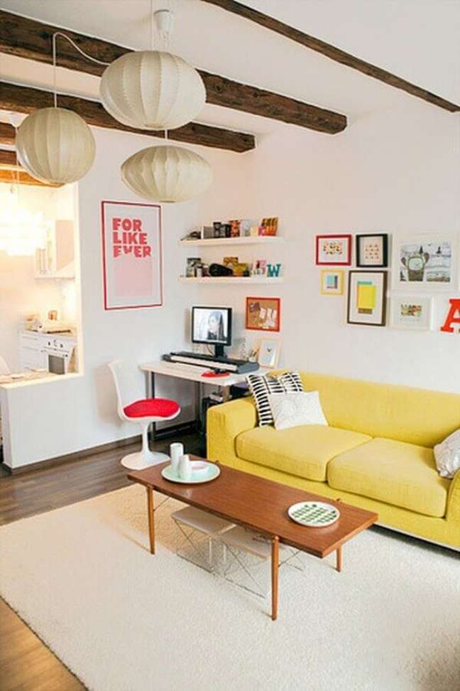 49. Sala colorida simples decorada com sofá amarelo – Foto: Decor Fácil