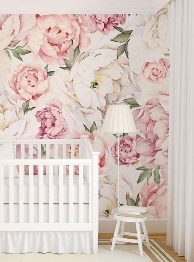 32. Quarto com papel de parede floral em tons de rosa e lilás e branco – Foto Etsy