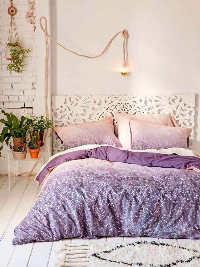 67. Quarto lilás aconchegante com decoração de flores e roupa de cama confortável – Foto Micasa Revista