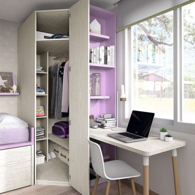 62. Armário de canto planejado para quarto lilás com escrivaninha – Foto Mobles la Gavarr