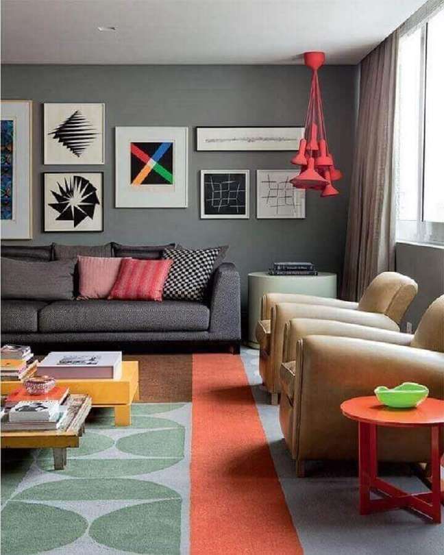 25. Decoração de sala colorida com poltrona de couro e sofá cinza – Foto: Decor Fácil