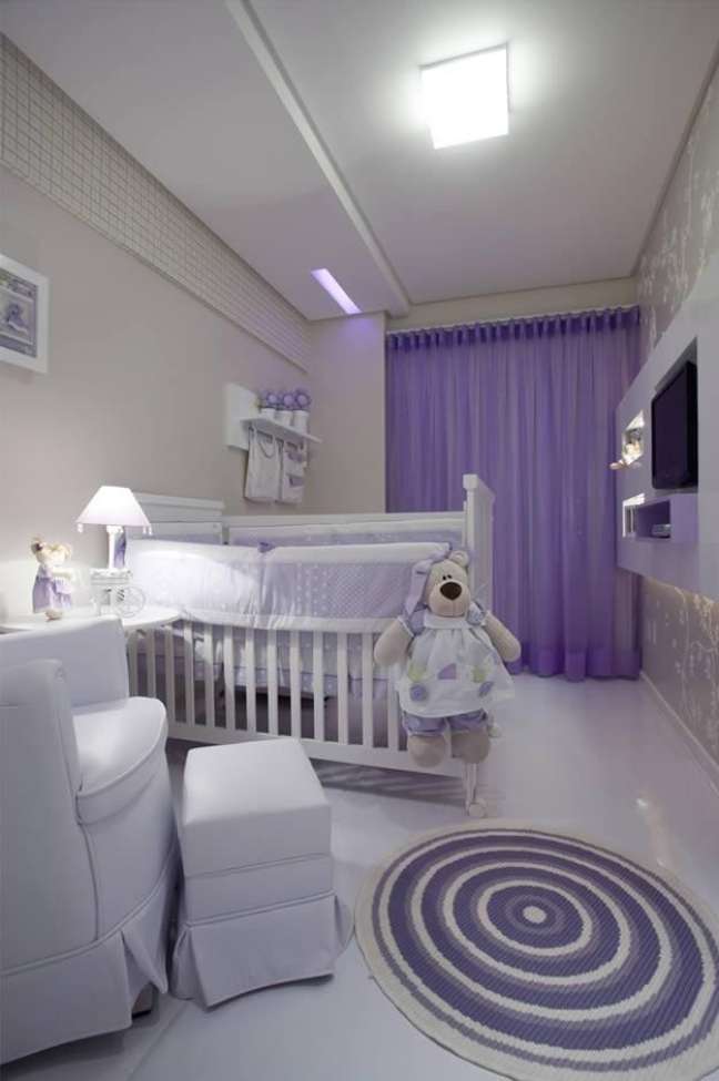 2. Decoração de quarto de bebê lilás e branco super charmoso e delicado – Foto Vanja Maia