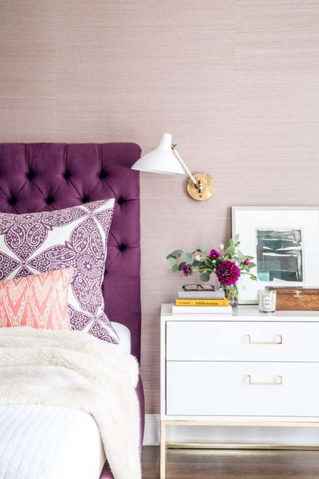 52. Quarto lilás e roxo com móveis brancos modernos – Foto Architectural Digest